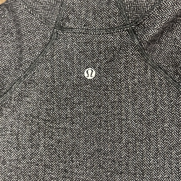 Lulu Lemon grey winter long sleeve - Picture 3 of 5